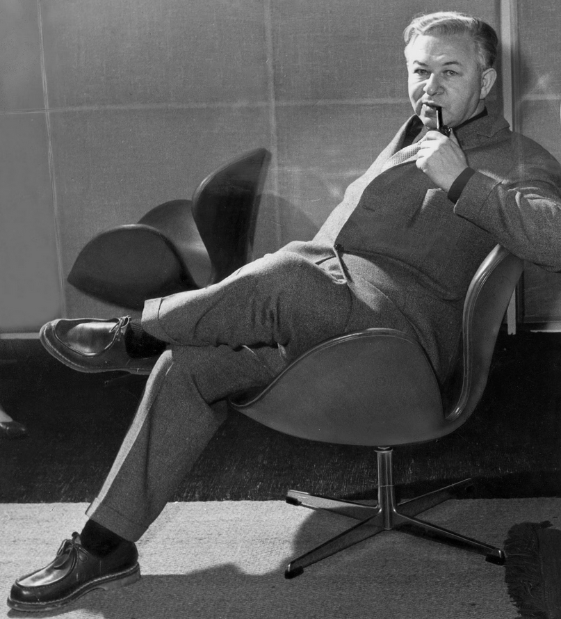 Black and white image of Arne Jacobsen smoking a pipe 